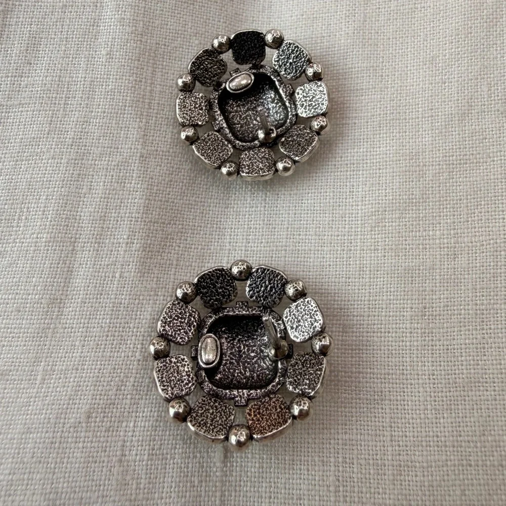 💚Chanel CC Enamel Floral Stud Earrings☘️ - Picture 5 of 13